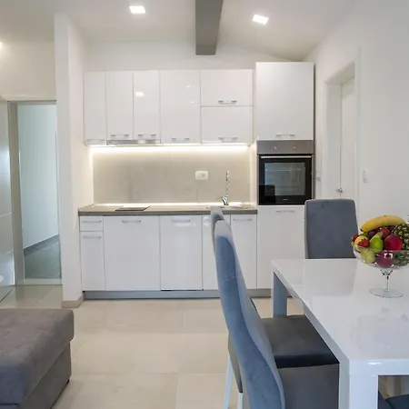 Pretty In Close To River Apartment *